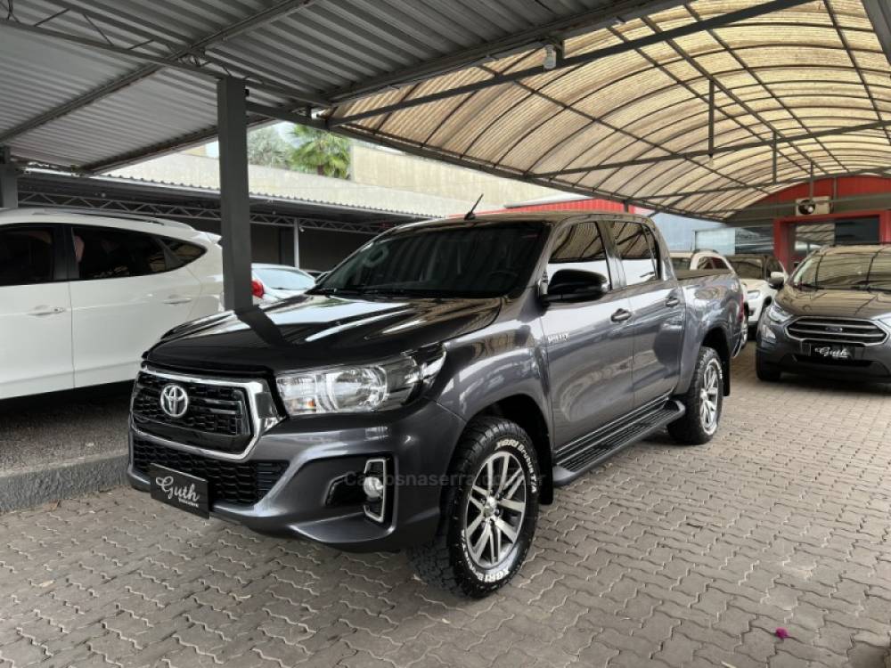 TOYOTA - HILUX - 2018/2019 - Cinza - R$ 184.900,00