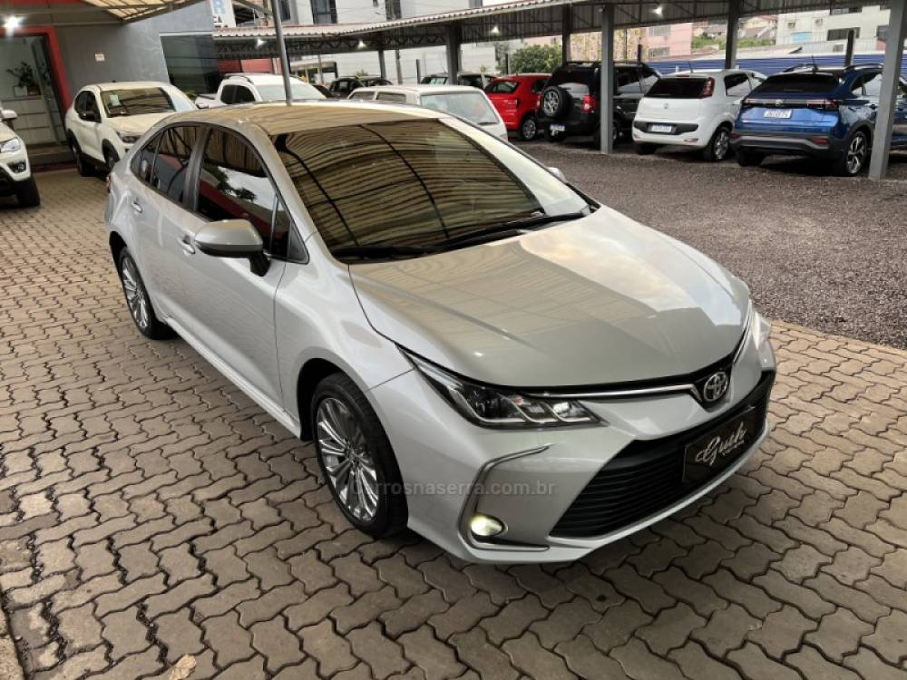 TOYOTA - COROLLA - 2021/2022 - Prata - R$ 128.900,00