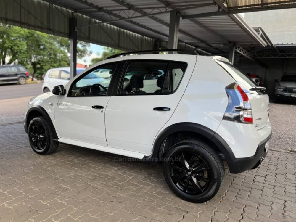 RENAULT - SANDERO - 2014/2015 - Branca - R$ 44.900,00