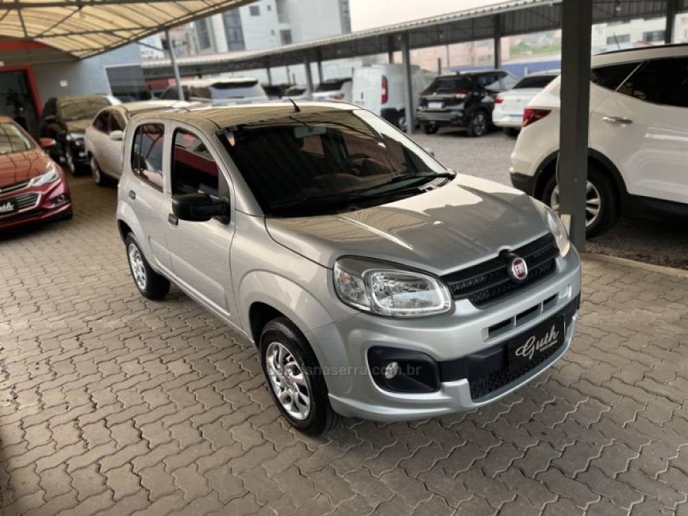 FIAT - UNO - 2016/2017 - Prata - R$ 41.800,00