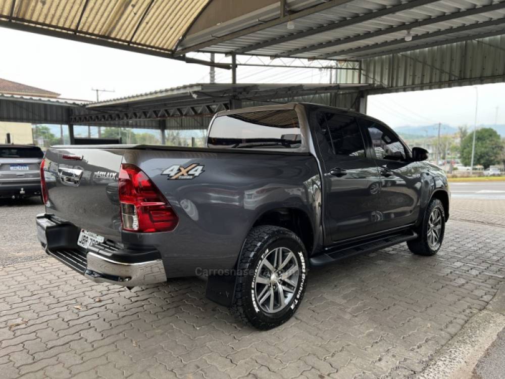 TOYOTA - HILUX - 2018/2019 - Cinza - R$ 184.900,00