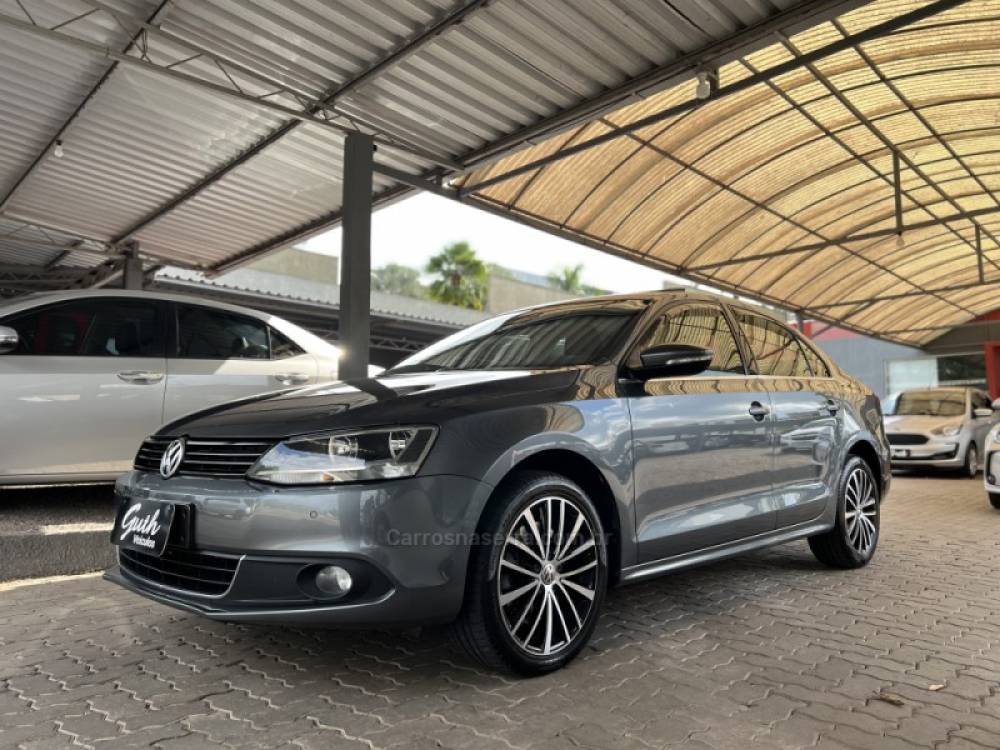 VOLKSWAGEN - JETTA - 2013/2014 - Cinza - R$ 78.500,00