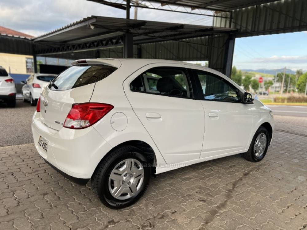 CHEVROLET - ONIX - 2013/2014 - Branca - R$ 42.500,00