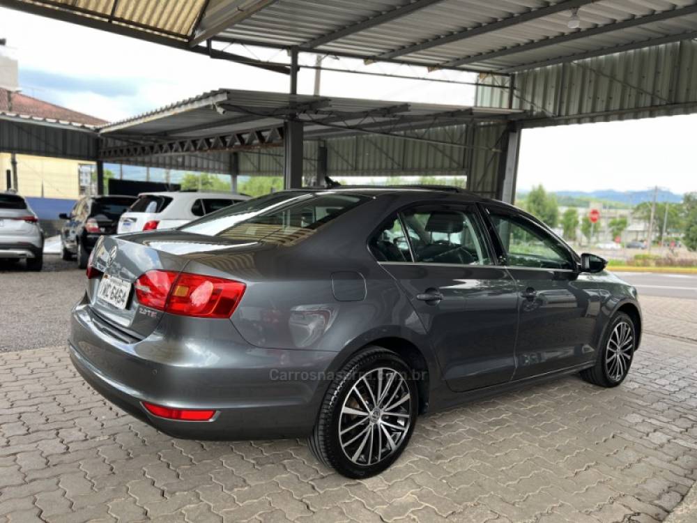 VOLKSWAGEN - JETTA - 2013/2014 - Cinza - R$ 78.500,00