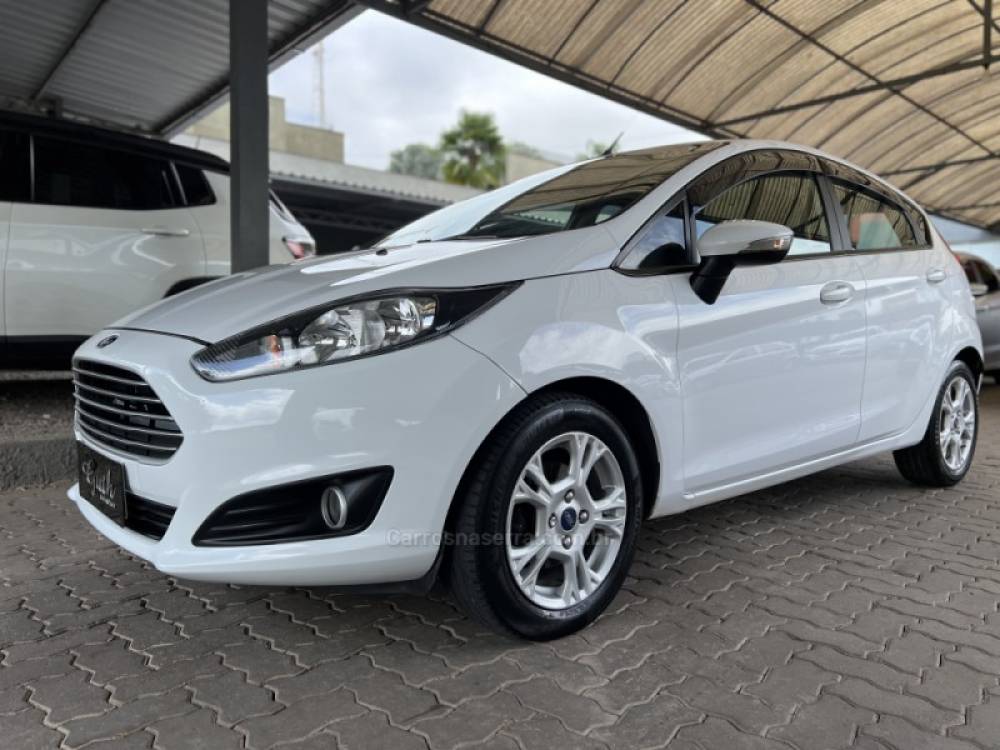 FORD - FIESTA - 2015/2016 - Branca - R$ 50.900,00