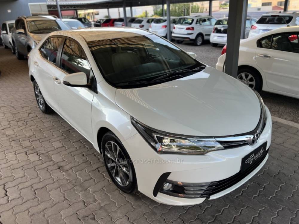 TOYOTA - COROLLA - 2017/2018 - Branca - R$ 109.500,00