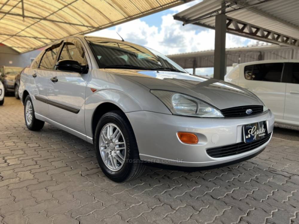 FORD - FOCUS - 2002/2003 - Prata - R$ 23.900,00