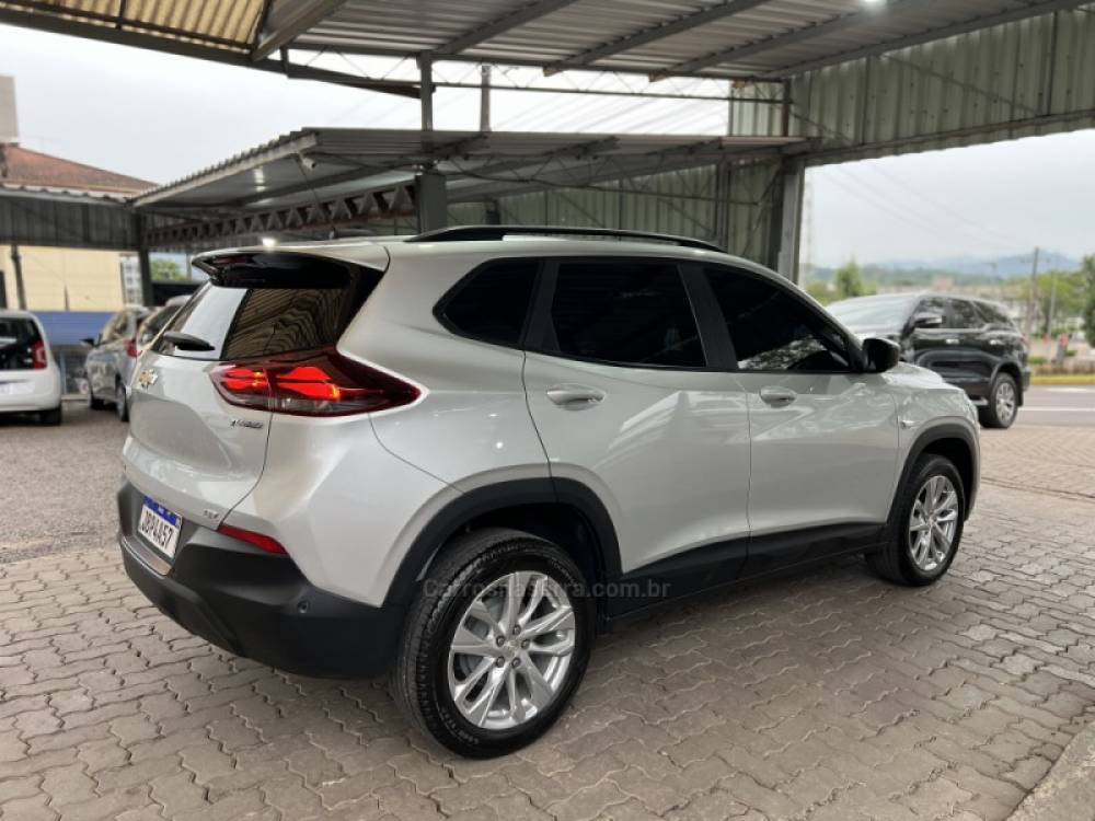 CHEVROLET - TRACKER - 2022/2023 - Prata - R$ 117.900,00