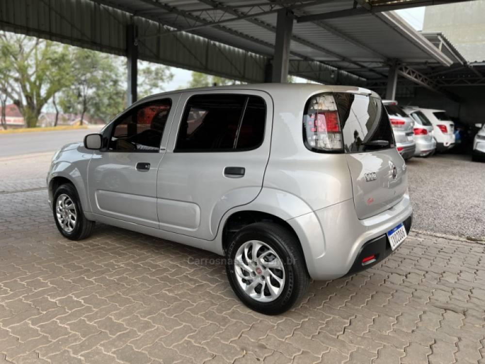 FIAT - UNO - 2016/2017 - Prata - R$ 41.800,00